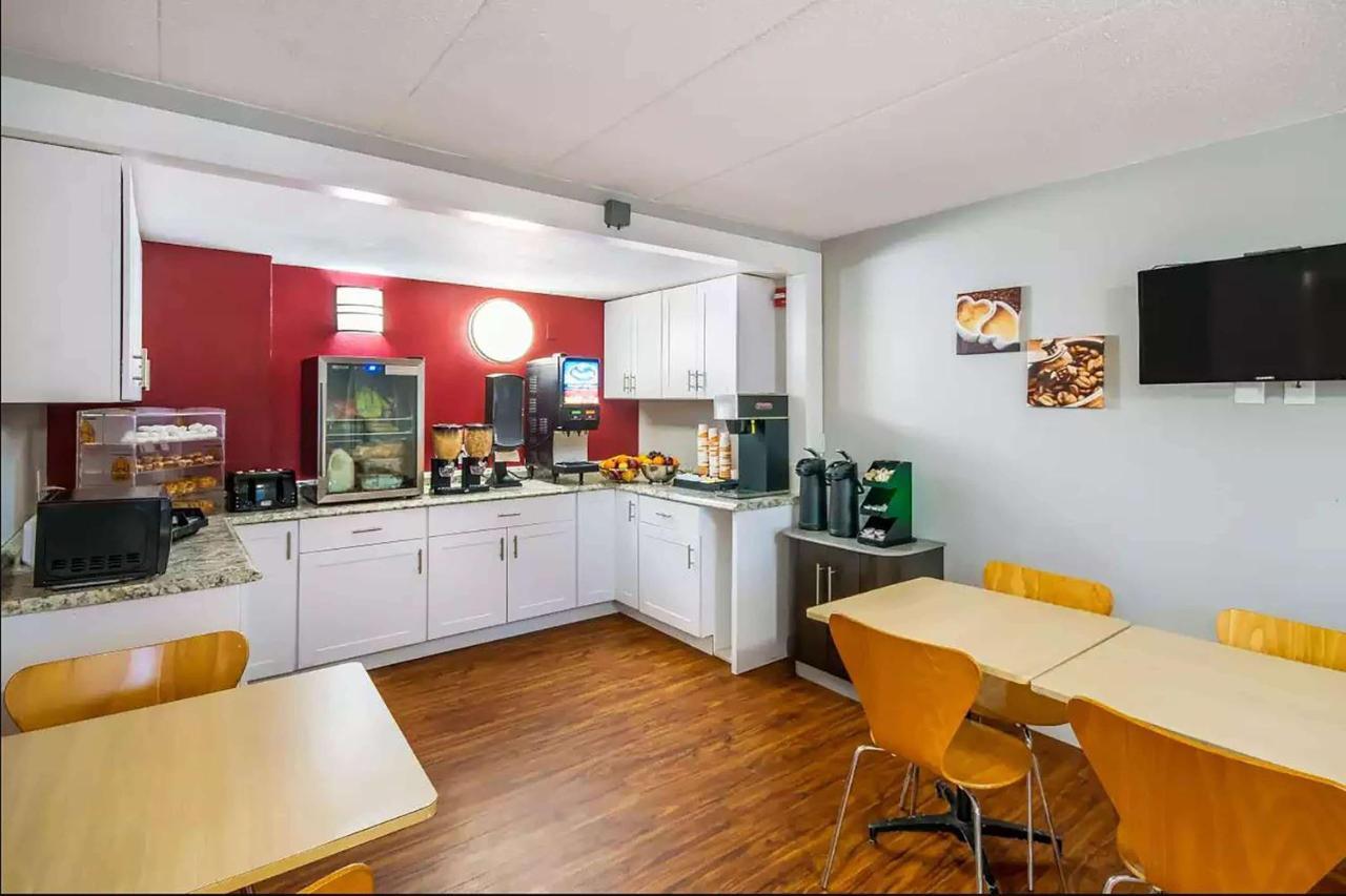 Super 8 By Wyndham Charleston Wv Hotel Екстериор снимка