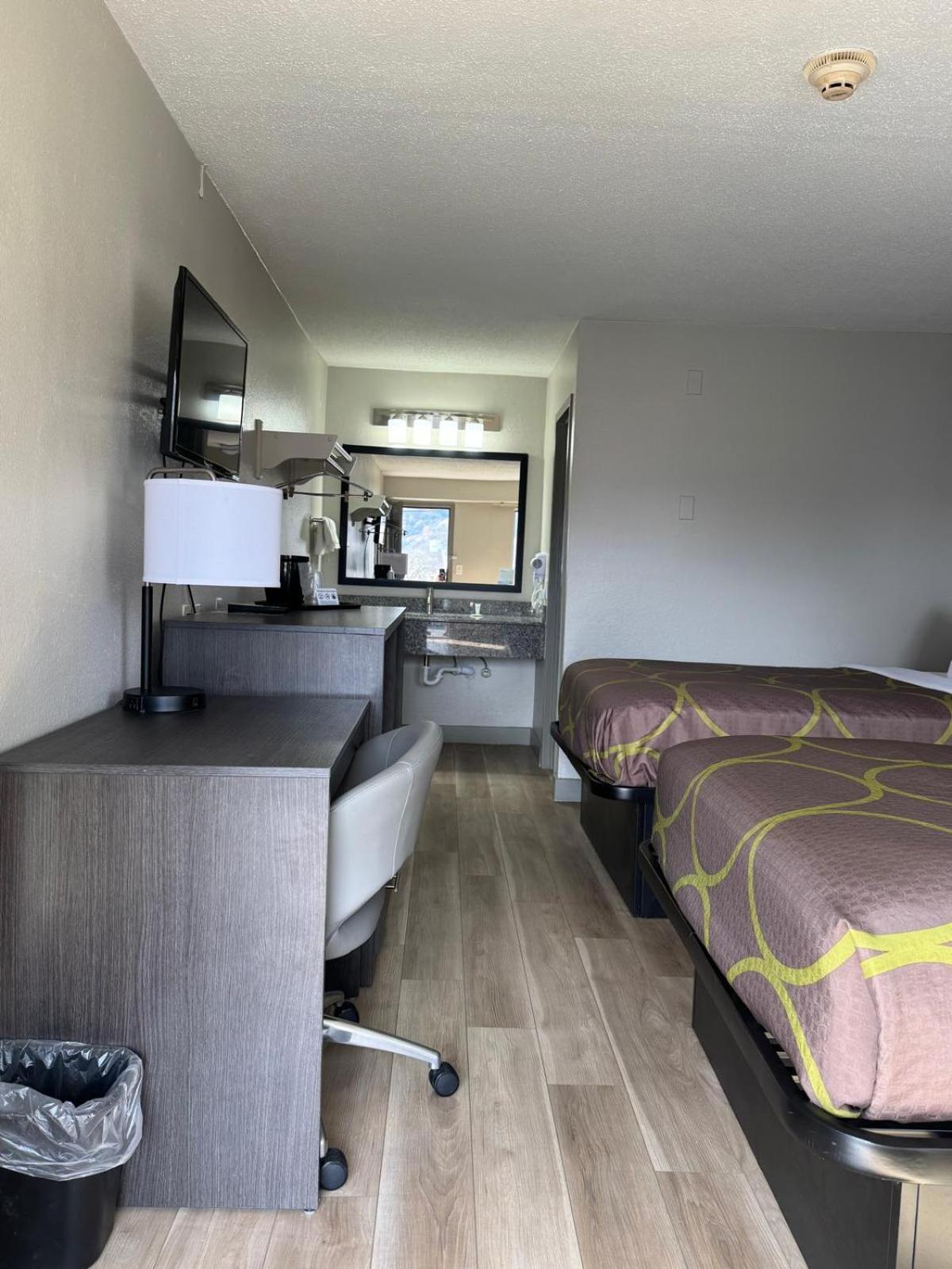 Super 8 By Wyndham Charleston Wv Hotel Екстериор снимка